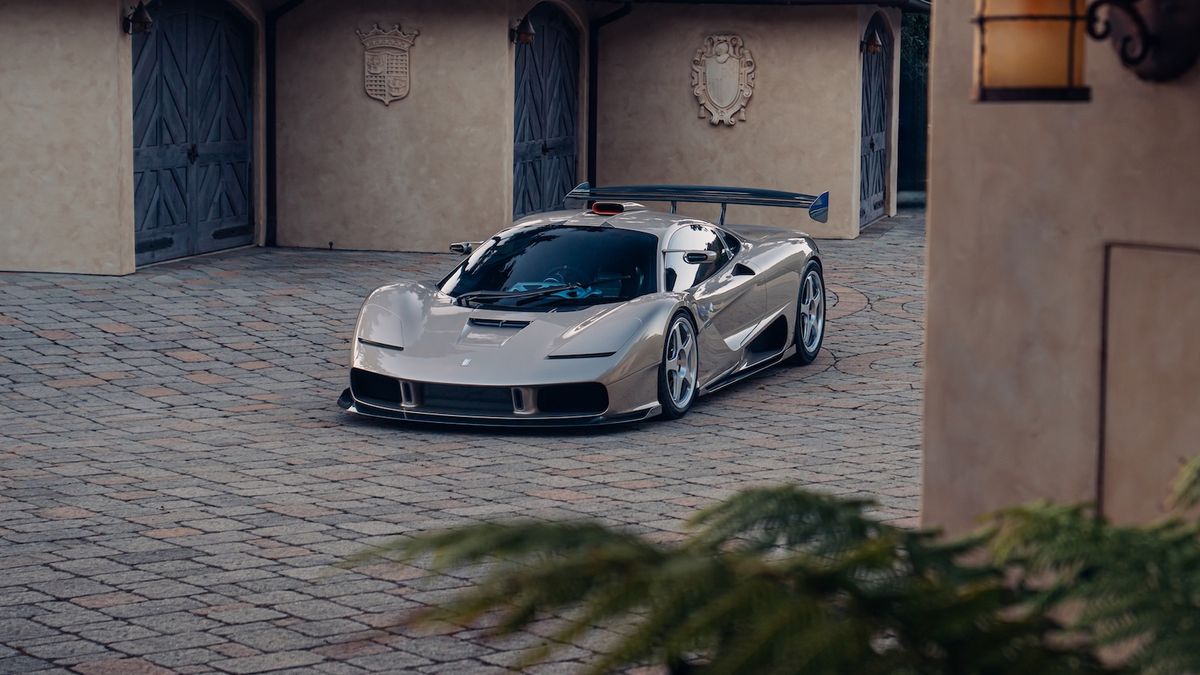 Zbyl jeden z pěti novodobých McLarenů F1. Gordon Murray vám ho prodá. Za pořádný, pořádný balík, samozřejmě